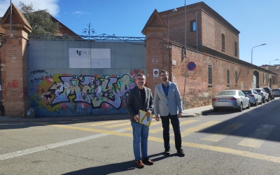 Els regidors Fernández i Valls, davant l'antiga fàbrica Sallarès i Deu | Pau Duran